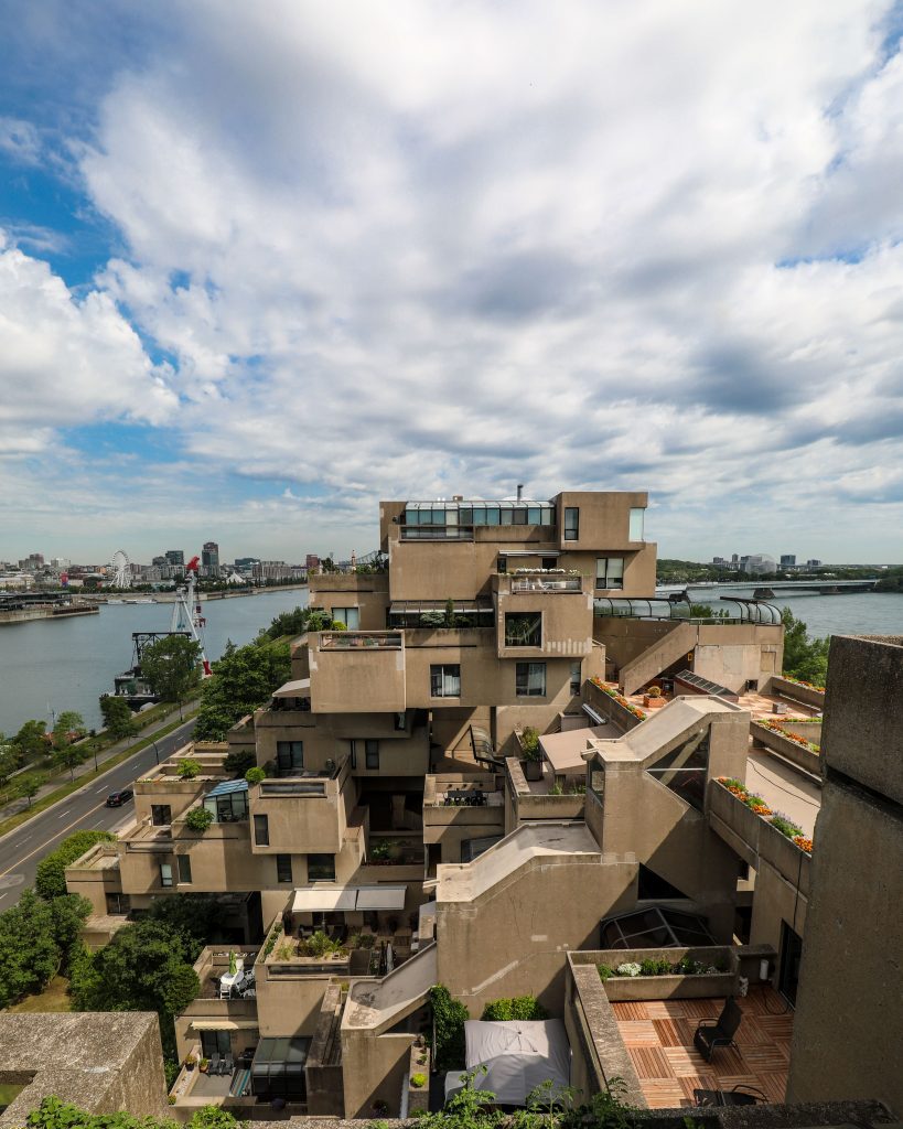 Vue des terrasses du 10e étage @ Habitat 67